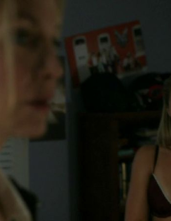 Laura Vandervoort en lingerie dans V